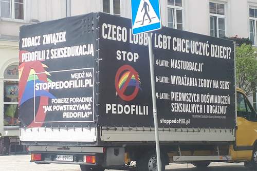 kielce wiadomości Po Kielcach jeździ ciężarówka przestrzegająca przed pedofilią 