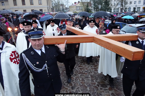 kielce wiadomości Z krzyżem wędrowali ulicami Kielc (ZDJĘCIA,WIDEO)