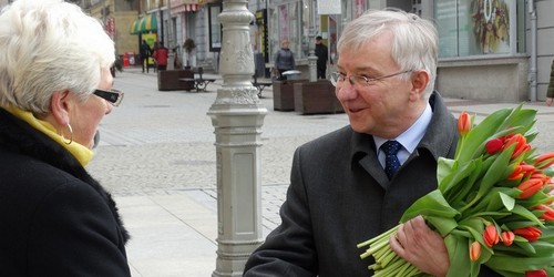 kielce wiadomości Poseł PiS rozdawał kwiaty w centrum Kielc 