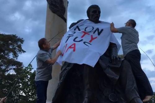kielce wiadomości KOD powiesił transparent na pomniku Henryka Sienkiewicza 