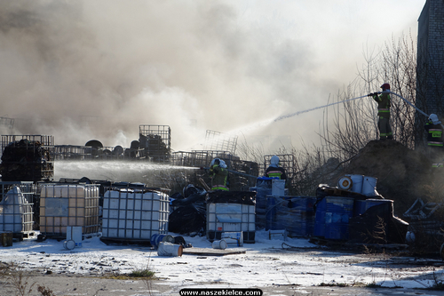 kielce wiadomości Strażacy walczyli z pożarem chemikaliów w Nowinach (ZDJĘCIA,WIDEO)