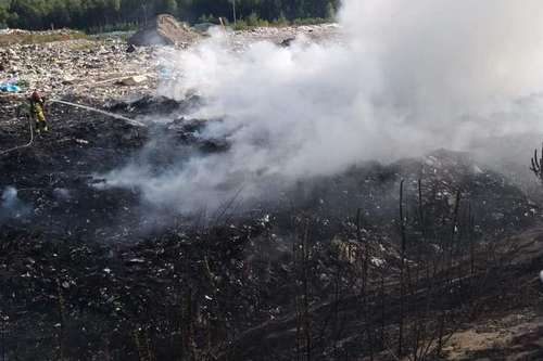 kielce wiadomości Strażacy walczyli z pożarem wysypiska śmieci w Promniku 