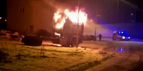 kielce wiadomości Policjanci uratowali kierowcę płonącej ciężarówki (WIDEO) 