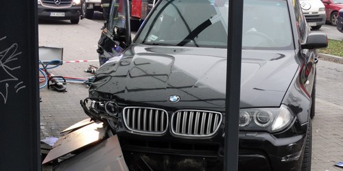 kielce wiadomości Pijany kierowca BMW staranował przystanek. Miał trzy promile! (ZDJĘCIA,WIDEO) 